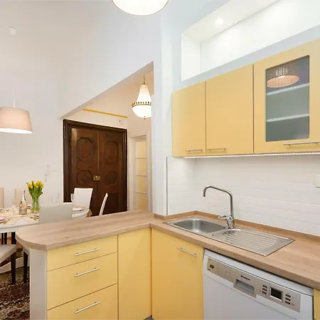 Codelli Deluxe Fresco Centre App With Balcony Apartment