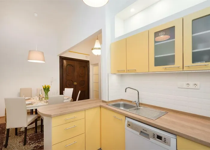 Codelli Deluxe Fresco Centre App With Balcony Apartment