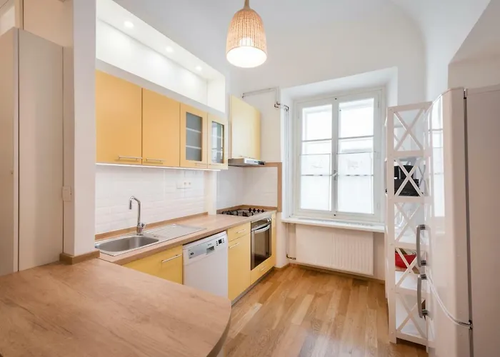 Codelli Deluxe Fresco Centre App With Balcony Apartment