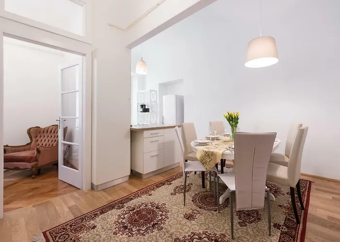 Codelli Deluxe Fresco Centre App With Balcony * Laibach