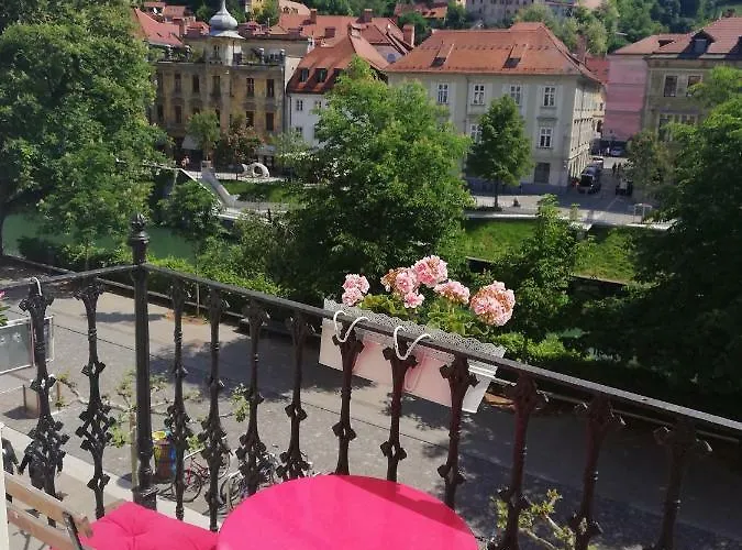 Codelli Deluxe Fresco Centre App With Balcony Apartment *