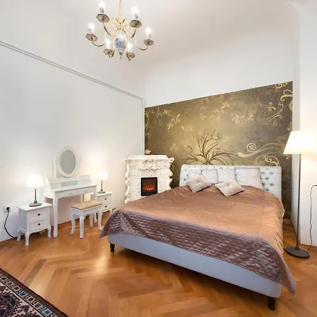 Codelli Deluxe Fresco Centre App With Balcony