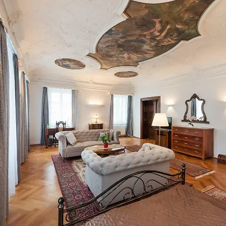 Codelli Deluxe Fresco Centre App With Balcony 아파트