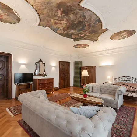 Codelli Deluxe Fresco Centre App With Balcony 아파트