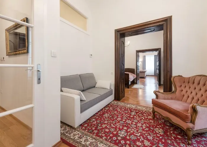 Codelli Deluxe Fresco Centre App With Balcony