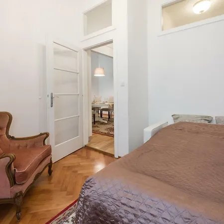 Codelli Deluxe Fresco Centre App With Balcony *